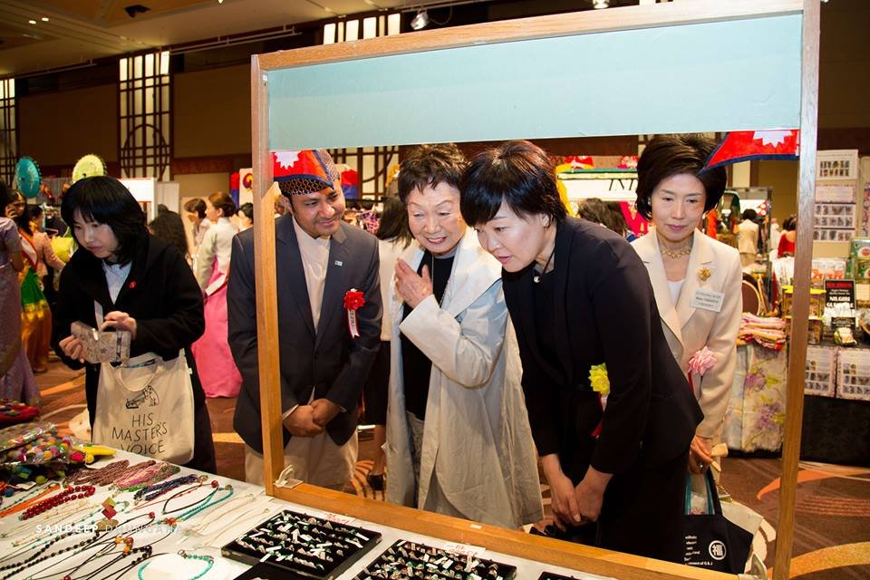 टोकियोमा राखिएका नेपाली सामानमा जापानी राजकुमारी र प्रधानमन्त्री पत्नीको रुची (फोटो सहित )