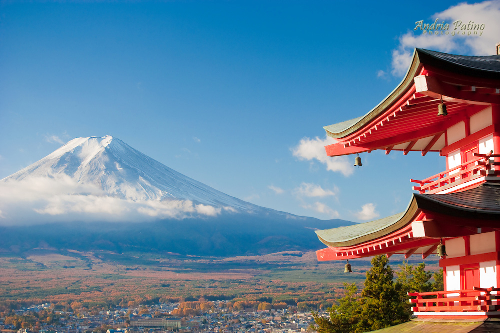 Pagoda-overlooking-Mount-Fuji-and-Fujiyoshida-city-Japan