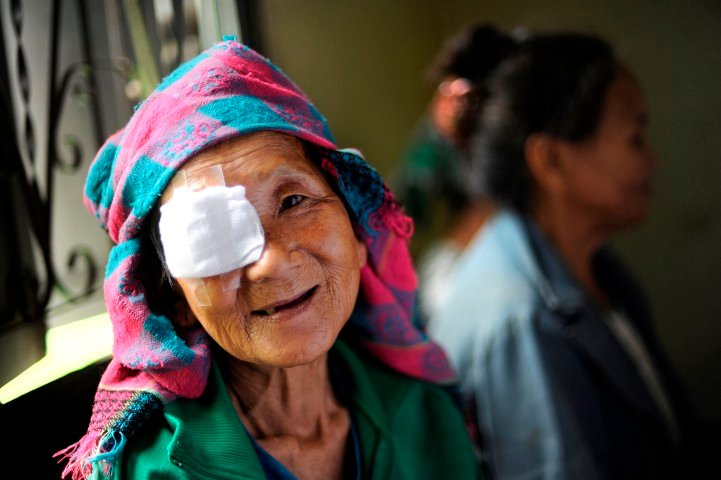 जापानी नागरिकको उदार दिल, पाल्पाको दुर्गम क्षेत्रका सर्वसाधारणले पाए घरैमा आँखाको उपचार