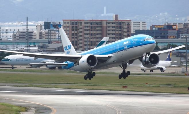 फुकुओका विमानस्थलमा उड्नै लागेको विमानबाट जव धुवाँको मुस्लो निस्कियो…