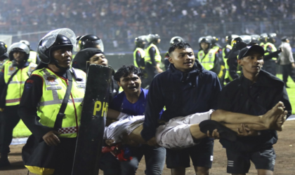 फुटबल खेलका क्रममा मैदानमा भएको हिंसामा १२९ जनाको मृत्यु