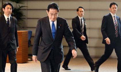 नियम खुकुलो बनाएपछि जापानी प्रधानमन्त्री मास्क नलगाइ देखिए