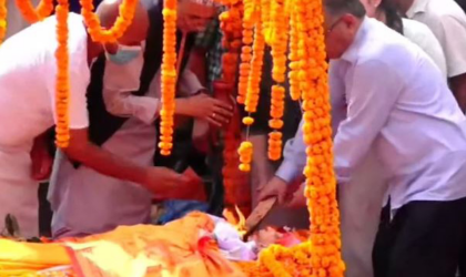 सीता दाहालको पशुपतिमा अन्त्येष्टि, प्रचण्ड र दुई छोरीले दिए दागबत्ती