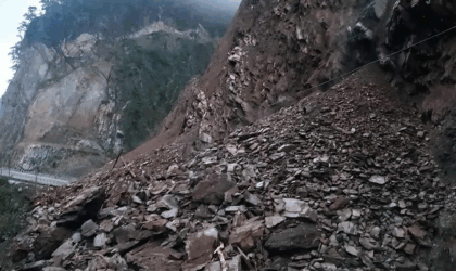 नारायणगढ–मुग्लिन सडकखण्डको पहिरो पन्छाउन सुरु, ढुंगा झर्ने क्रम रोकिएन