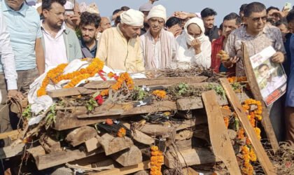 महाकाली किनारमा विपिन जोशीको अन्त्येष्टि