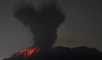 जापानमा ज्वालामुखी विस्फोट, ४४ सय मिटर अग्लो खरानी–धुवाँको मुस्लो आकाशमा